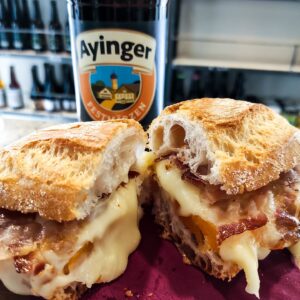 HOPS Torino Beer Shop & Coffee: Panino Bitter con prosciutto cotto Luiset e toma di Giaveno della patuana