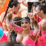 Fotografia di una performance di danze caraibiche durante la Coppa Italia 2024 al Pala Gianni Asti di Torino, scattata da Carlo Granisso.