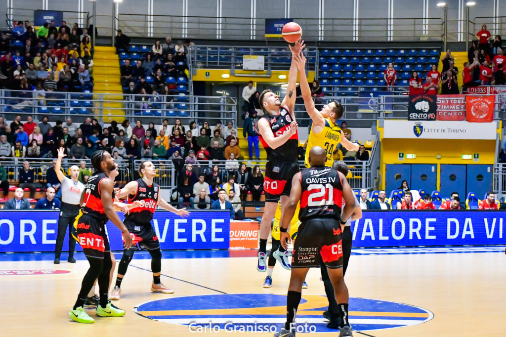 La palla a due tra Maximilian Ladurner della Reale Mutua Torino e Lorenzo Benvenuti di Sella Cento dà il via alla sfida al Pala Gianni Asti, valida per il campionato di Lega Nazionale Pallacanestro.