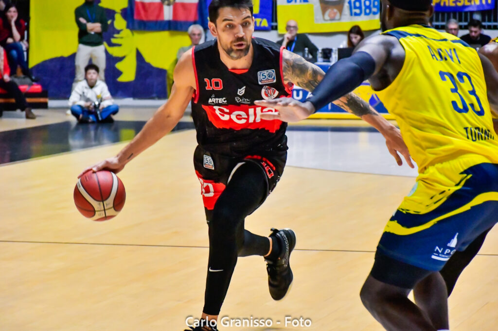 Carlos Delfino della Sella Cento in azione contro Ife Josh Ajayi della Reale Mutua Torino durante una partita di basket LNP.