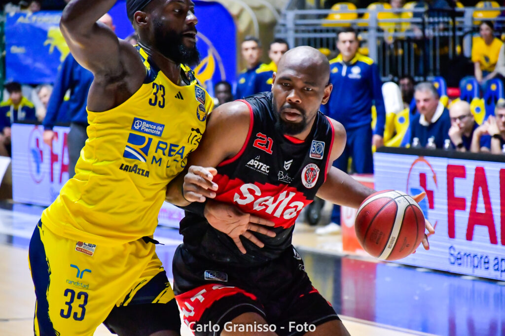 Stacy Davis di Sella Cento cerca di avanzare contro la marcatura di Ife Ajayi della Reale Mutua Torino durante la partita del campionato di pallacanestro maschile.