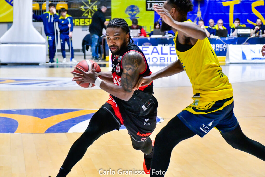 Gabe Devoe di Sella Cento in azione contro un difensore della Reale Mutua Torino durante una partita di basket LNP