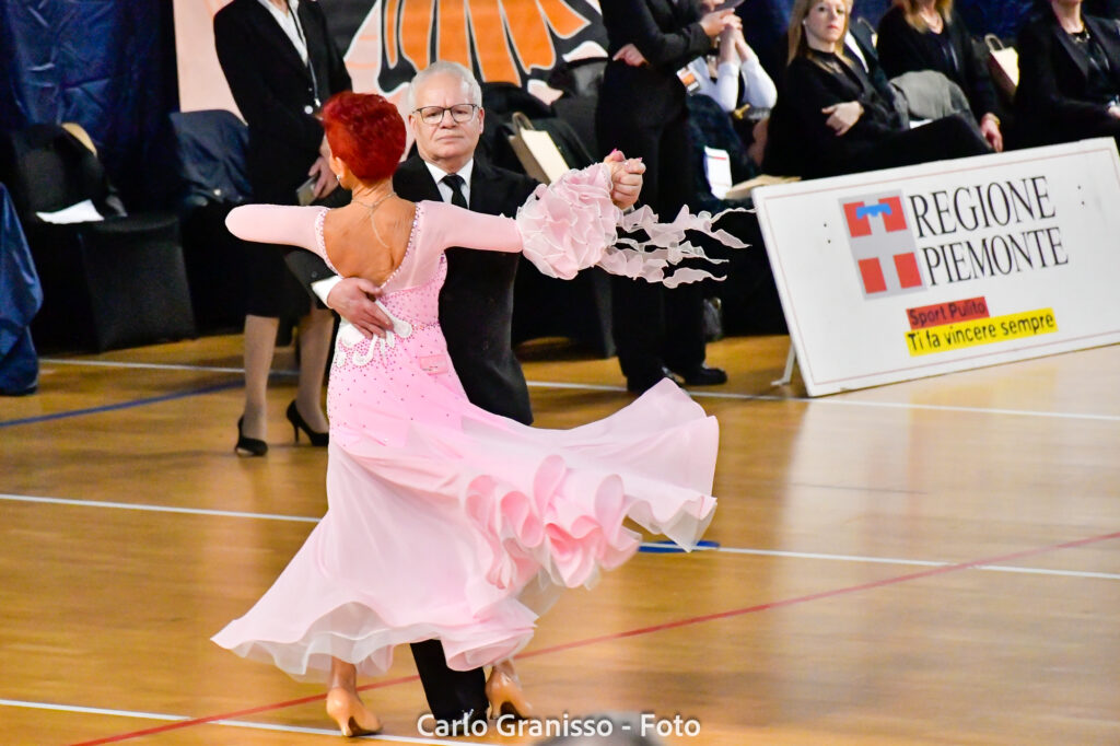 Coppia di ballerini esegue una coreografia di ballo da sala in un'elegante performance durante l'Union Dance Open di Leinì.