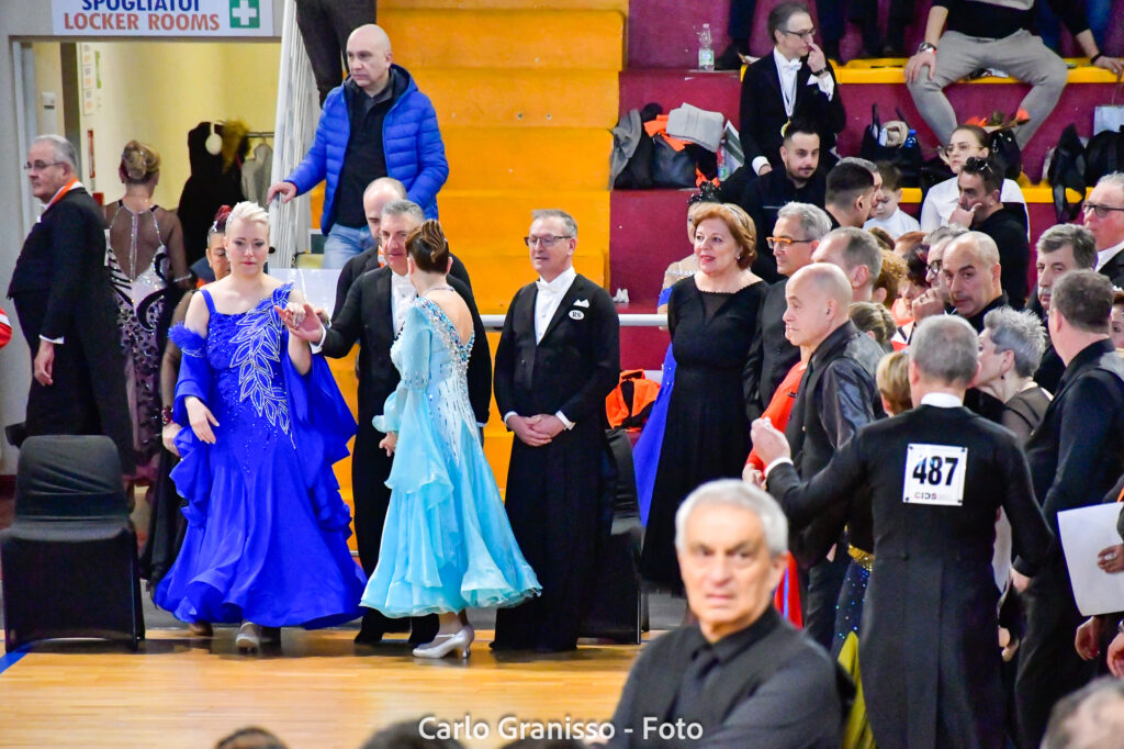 Gruppo di ballerini in abiti eleganti attende il proprio turno per competere all'Union Dance Open di Leinì.