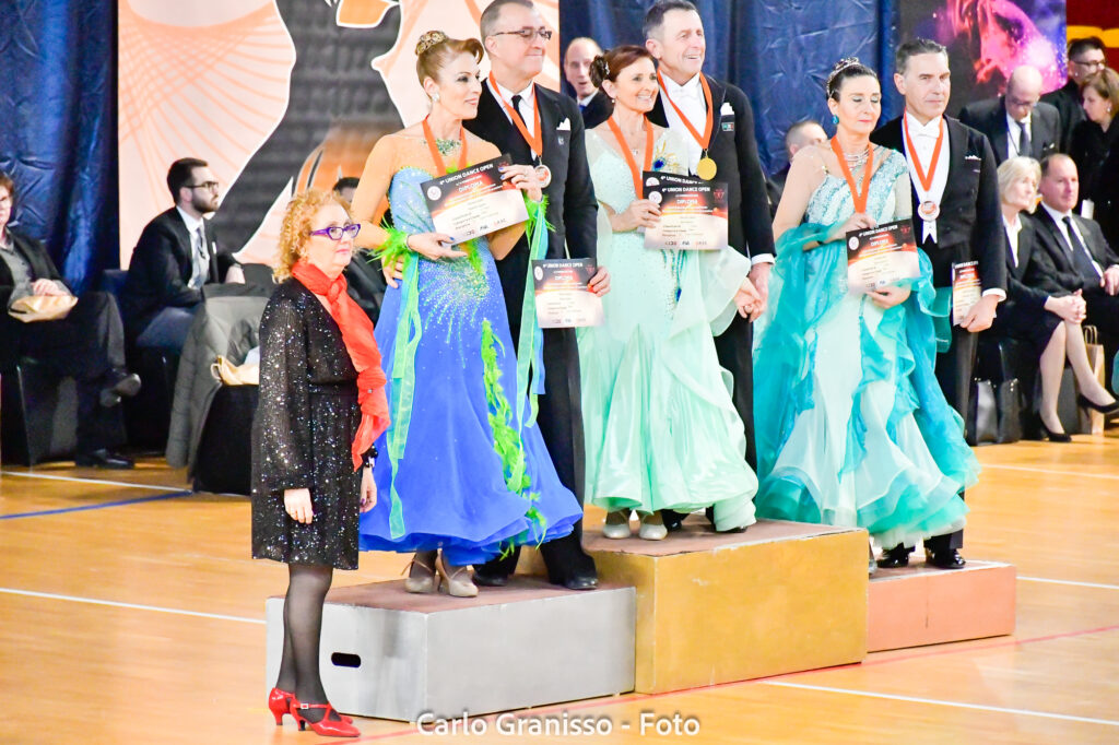 4° Union Dance Open - Vincitori di ballo da sala ricevono la medaglia sul podio durante la premiazione. A seguire le competizioni dei balli caraibici