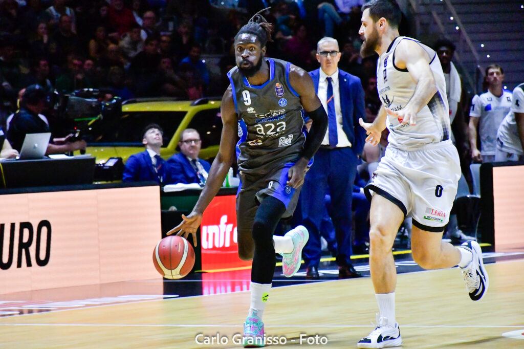 Final Eight 2025 - Germani Brescia vs Derthona Tortona - Maurice Daly Ndour di Germani Brescia avanza in palleggio mentre un difensore di Tortona lo marca da vicino.