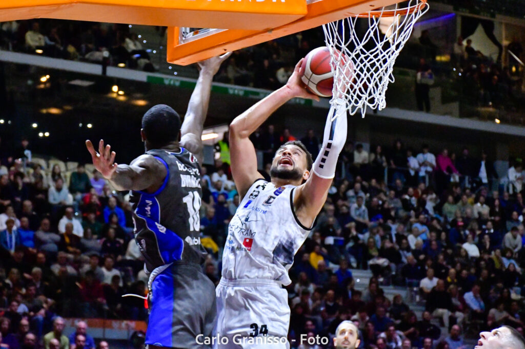 Final Eight 2025 - Germani Brescia vs Derthona Tortona - Weems si eleva per una schiacciata potente mentre Dowe di Germani Brescia tenta la stoppata.