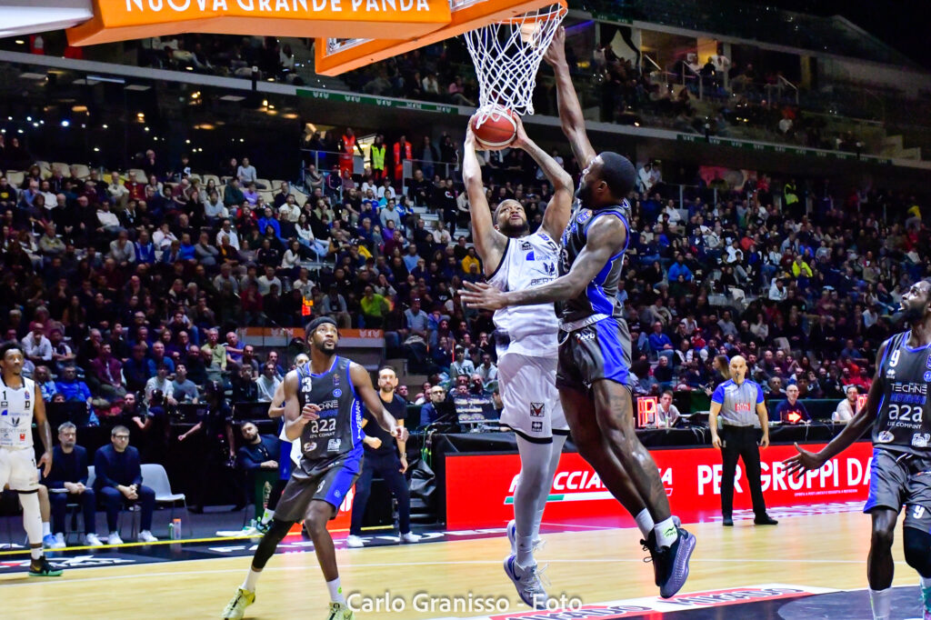 Final Eight 2025 - Germani Brescia vs Derthona Tortona - Un giocatore di Bertram Derthona Tortona tenta un layup mentre un difensore di Germani Brescia salta per contestare il tiro