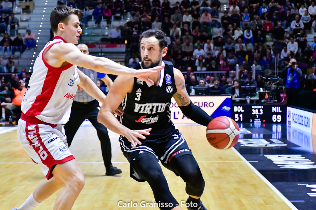 Final Eight 2025 - Virtus Bologna vs Olimpia Milano - Marco Belinelli della Virtus Bologna palleggia cercando di superare la difesa dell’Olimpia Milano durante il quarto di finale.