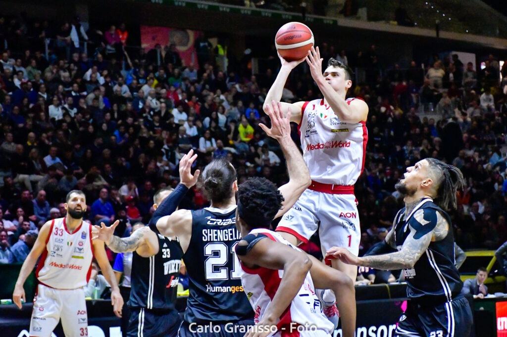 Final Eight 2025 - Virtus Bologna vs Olimpia Milano - Nenad Dimitrijevic esegue un tiro in sospensione mentre la difesa della Virtus Bologna prova a contestarlo.