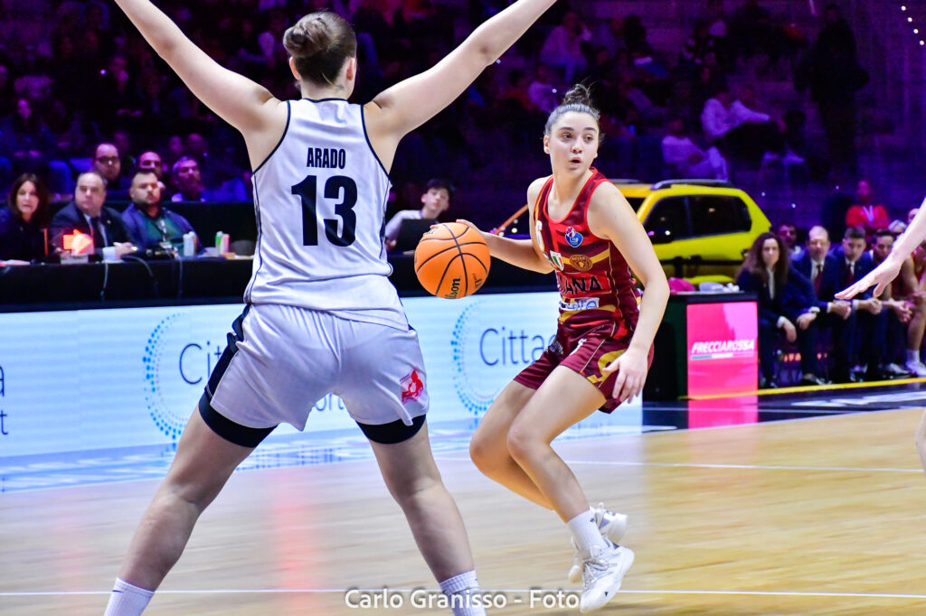 Final Four di Coppa Italia LBF: Villa di Reyer Venezia in palleggio, marcata da Arado di Derthona Basket, durante la semifinale all'Inalpi Arena.