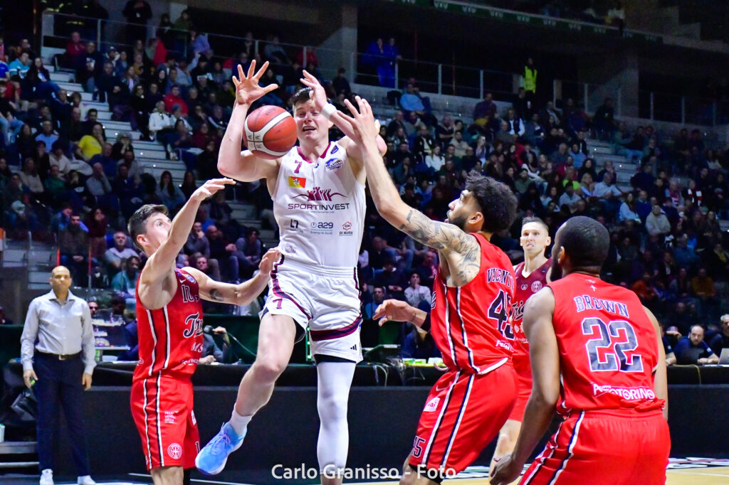 Alibegovic di Trapani Shark lotta sotto canestro contro la difesa di Pallacanestro Trieste nei quarti di finale delle Final Eight 2025.