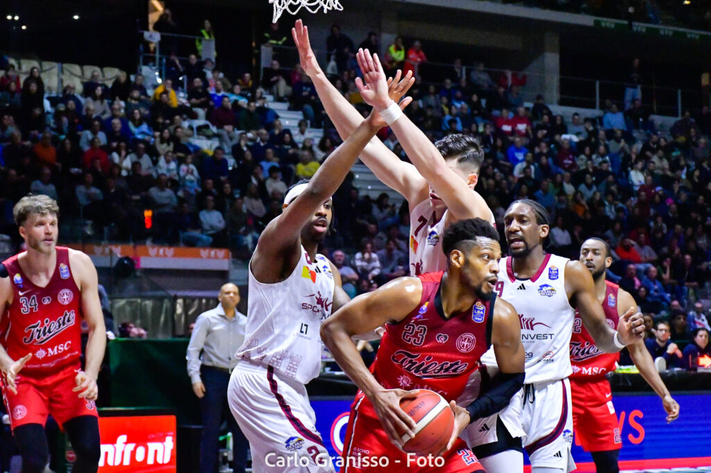 Jeff Brooks di Pallacanestro Trieste attacca l'area contro la difesa aggressiva di Trapani Shark nei quarti di finale delle Final Eight 2025.