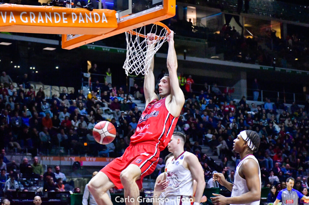 Uthoff di Pallacanestro Trieste schiaccia con potenza contro Trapani Shark nei quarti di finale delle Final Eight 2025.