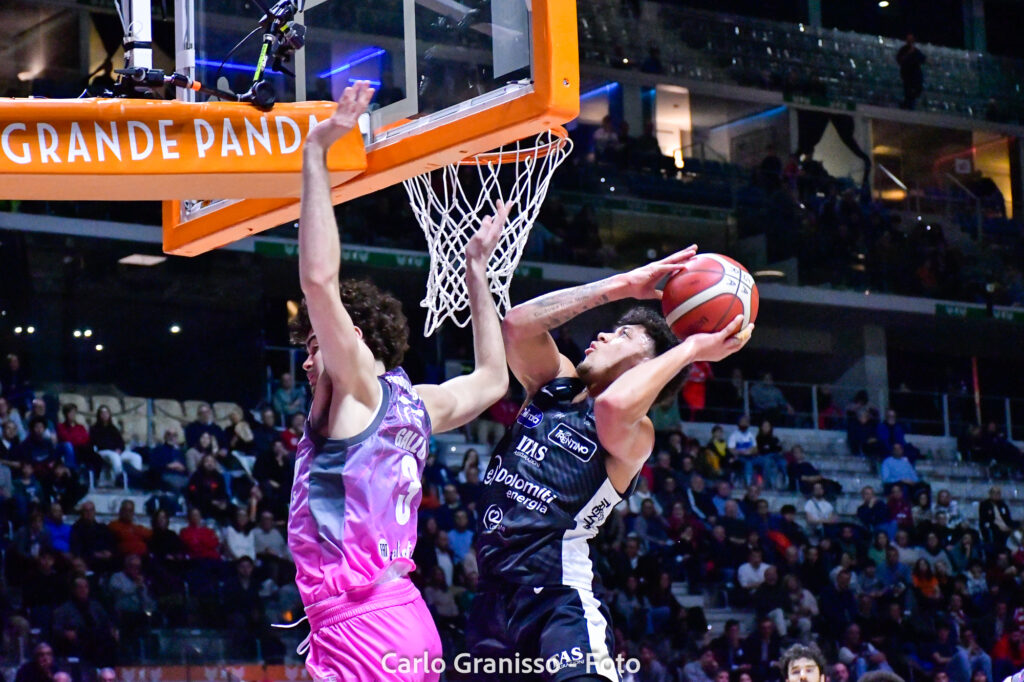 Quinn Ellis di Dolomiti Energia Trentino tenta una conclusione al ferro contro la difesa di UNAHOTELS Reggio Emilia nei quarti di finale delle Final Eight 2025.