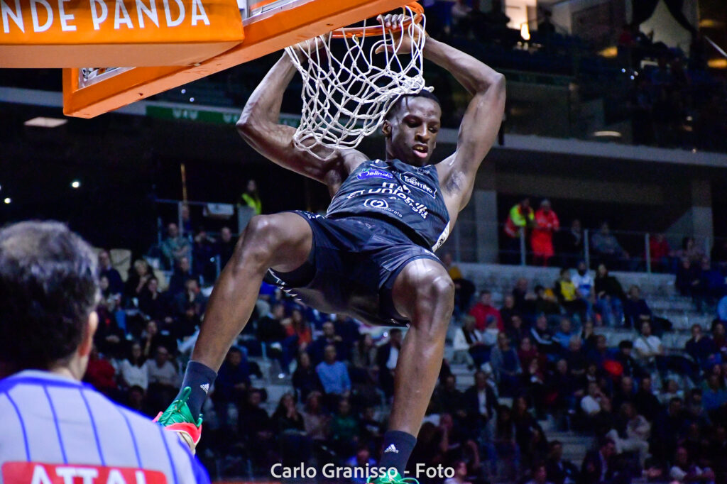 Mawugbe di Dolomiti Energia Trentino realizza una schiacciata spettacolare contro UNAHOTELS Reggio Emilia nei quarti di finale delle Final Eight 2025.