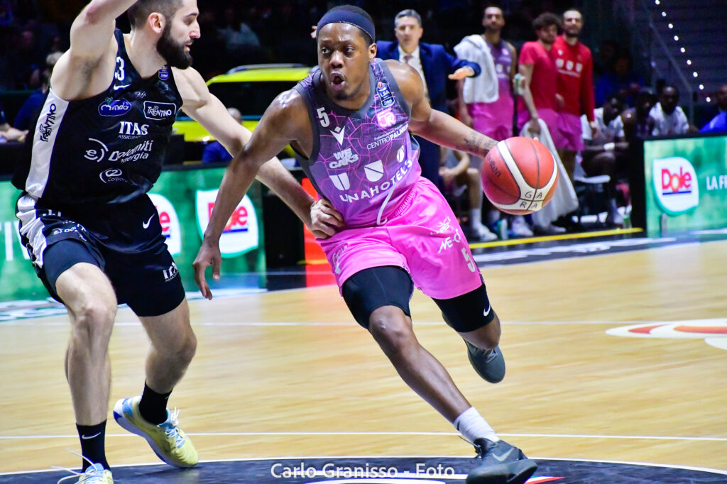 Cassius Winston di UNAHOTELS Reggio Emilia in penetrazione contro Dolomiti Energia Trentino nei quarti di finale delle Final Eight 2025.