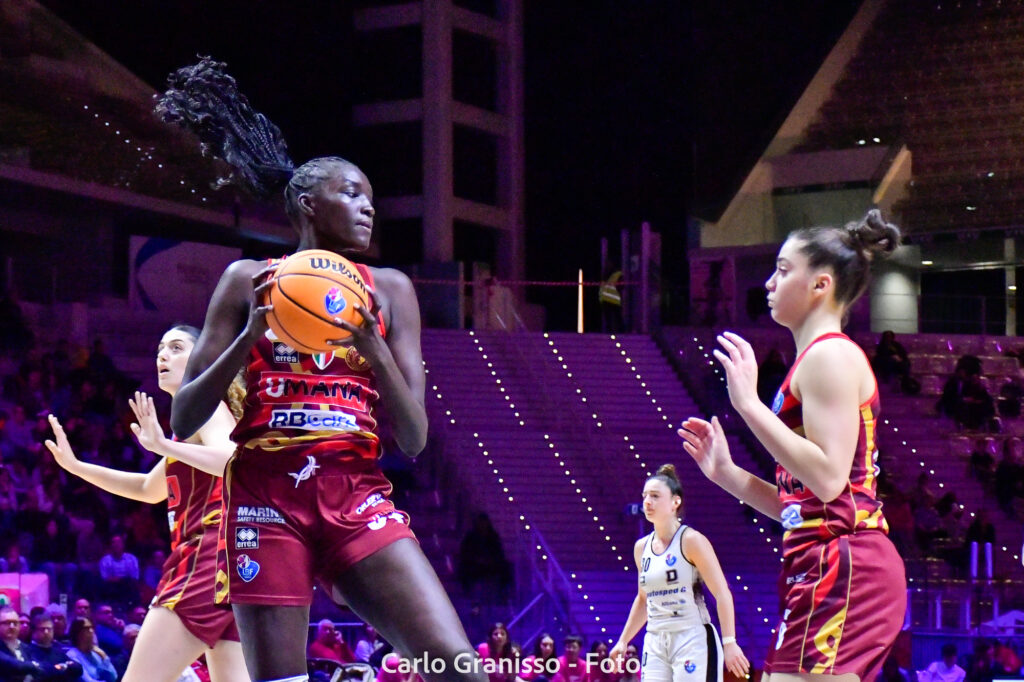 Final Four di Coppa Italia LBF: Kuier di Reyer Venezia cattura un rimbalzo contro Derthona Basket nella semifinale all'Inalpi Arena.