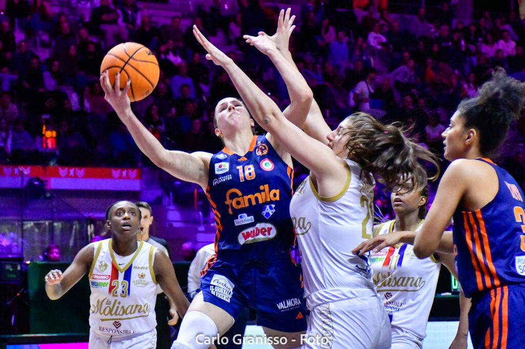 Dojkic del Famila Schio in maglia blu numero 18 in penetrazione al ferro, contrastata da un’avversaria di Campobasso in maglia bianca, durante la semifinale di Coppa Italia LBF.