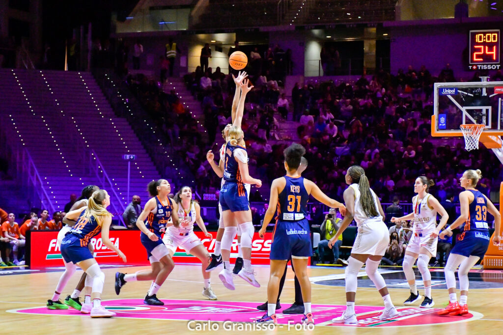 Final Four Coppa Italia 2024 - Famila Wuber Schio vs Magnolia Campobasso - Palla a due tra le giocatrici di Schio e Campobasso all’inizio della semifinale di Coppa Italia LBF, con entrambe le squadre pronte a contendersi il possesso.