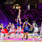 Final Four Coppa Italia 2024 - Famila Wuber Schio vs Magnolia Campobasso - Palla a due tra le giocatrici di Schio e Campobasso all’inizio della semifinale di Coppa Italia LBF, con entrambe le squadre pronte a contendersi il possesso.