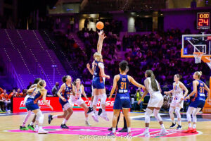 Final Four Coppa Italia 2024 - Famila Wuber Schio vs Magnolia Campobasso - Palla a due tra le giocatrici di Schio e Campobasso all’inizio della semifinale di Coppa Italia LBF, con entrambe le squadre pronte a contendersi il possesso.