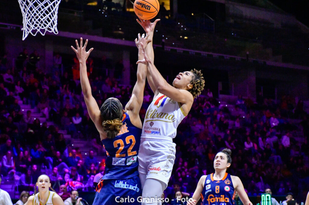 Kunaiyi di Campobasso in maglia bianca numero 3 tenta un tiro in elevazione, contrastata dalla difesa di Schio in maglia blu numero 22, durante la semifinale di Coppa Italia LBF.