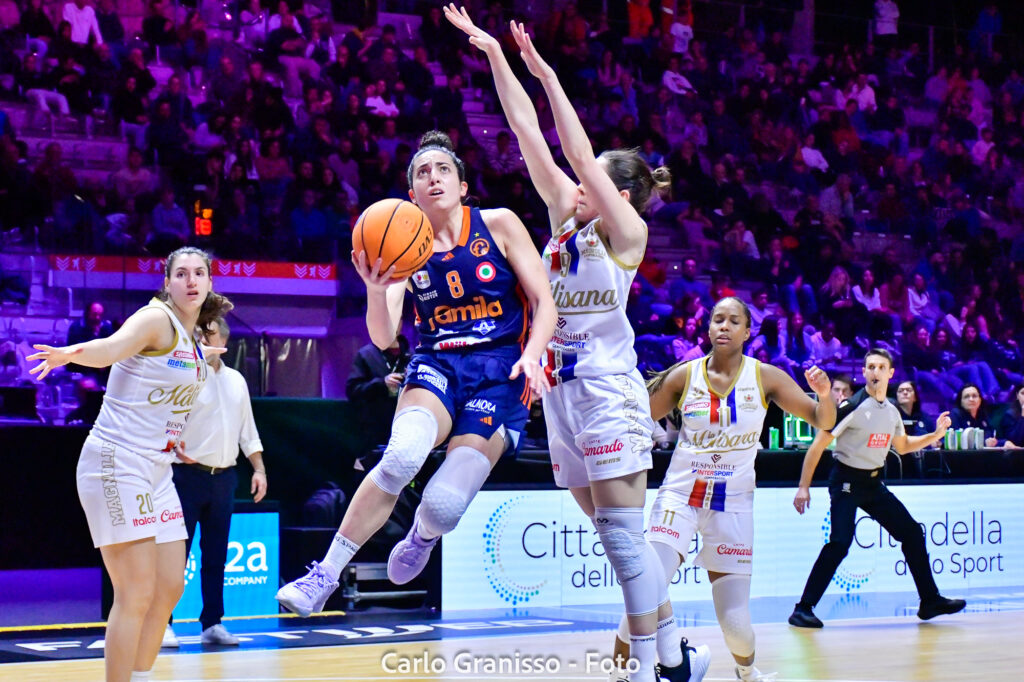 Costanza Verona del Famila Schio in maglia blu numero 8 in elevazione per un layup, contrastata da una difensora di Campobasso in maglia bianca, durante la semifinale di Coppa Italia LBF.