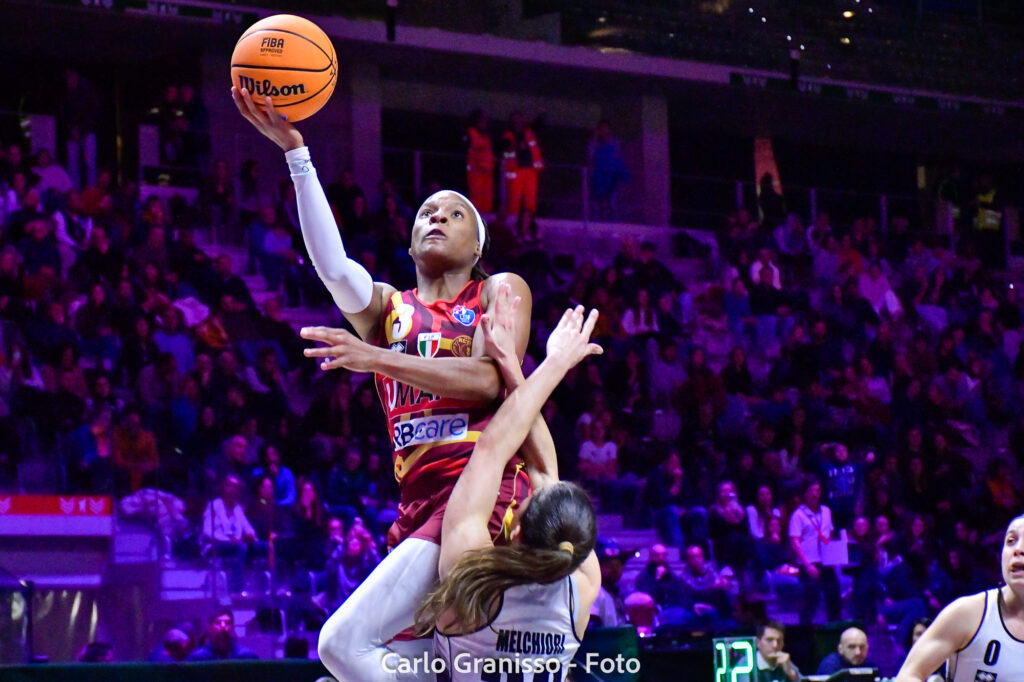 Final Four di Coppa Italia LBF: Smalls di Reyer Venezia in sospensione al tiro, contrastata da Melchiori di Derthona Basket durante la semifinale all'Inalpi Arena.