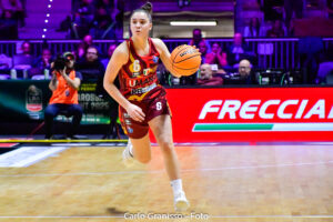 Final Four di Coppa Italia LBF: Villa di Reyer Venezia avanza in palleggio nella semifinale contro Derthona Basket all'Inalpi Arena di Torino.