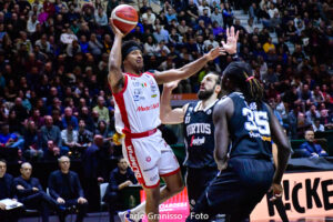 Final Eight 2025 - Virtus Bologna vs Olimpia Milano - Zach LeDay dell’Olimpia Milano tenta un tiro in sospensione contrastato dai difensori della Virtus Bologna