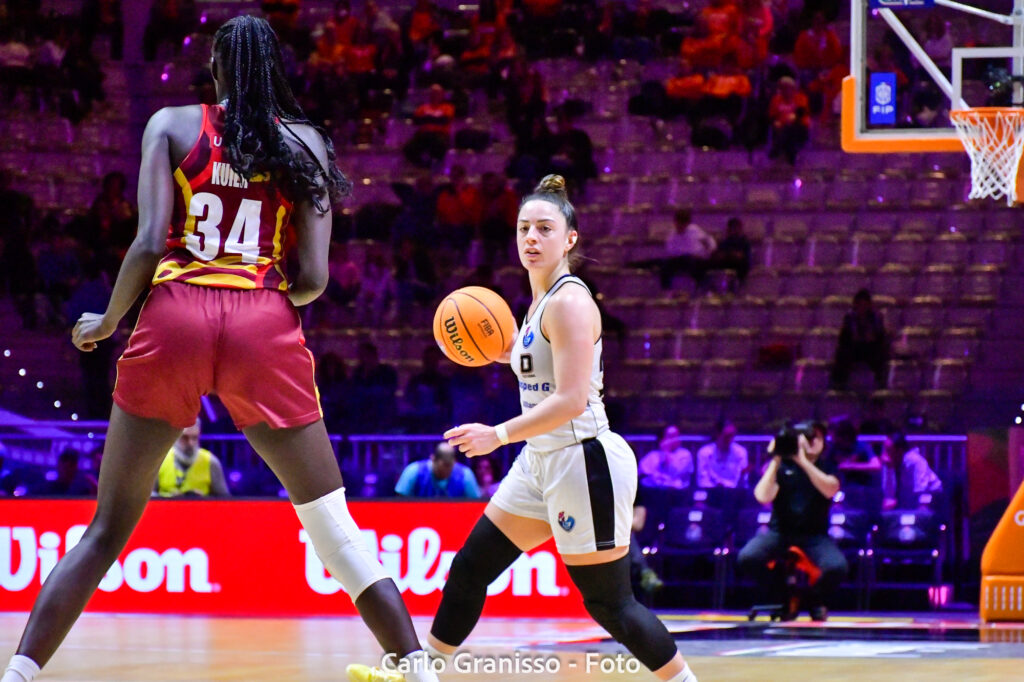 Final Four di Coppa Italia LBF: Beatrice Attura di Derthona Basket in palleggio contro una difensora di Reyer Venezia durante la semifinale all'Inalpi Arena di Torino.