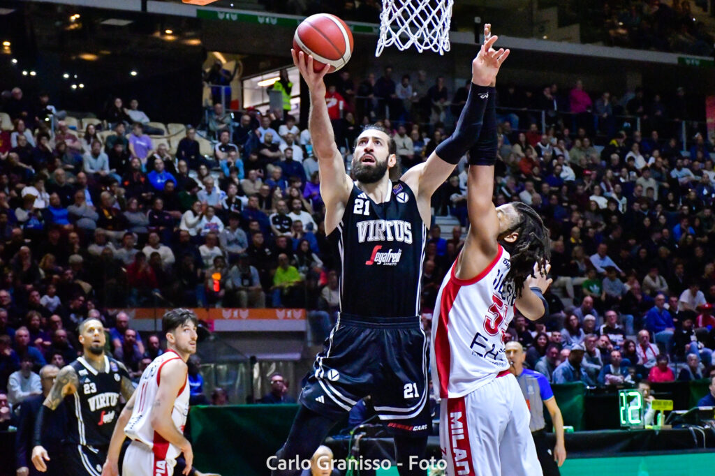 Final Eight 2025 - Virtus Bologna vs Olimpia Milano - Tornike Shengelia della Virtus Bologna tenta un layup contrastato da un difensore di Milano durante il match