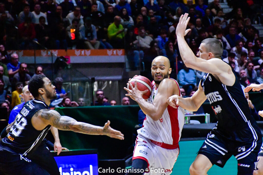 Final Eights 2025 - Virtus Bologna vs Olimpia Milano - Shavon Shields dell’Olimpia Milano protegge il pallone mentre due giocatori della Virtus Bologna cercano di fermarlo.