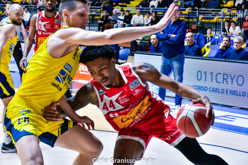 Ahmad, Basket Pesaro, penetra la difesa di Reale Mutua Torino