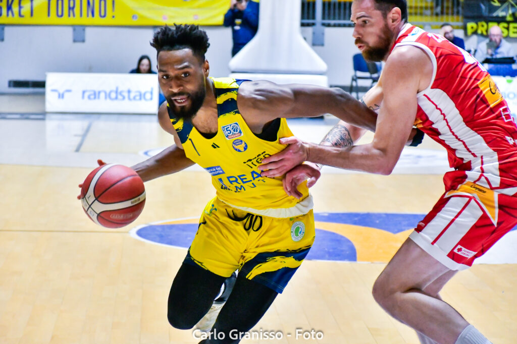 Kevion Taylor della Reale Mutua Torino in azione contro Carpegna Prosciutto Basket Pesaro